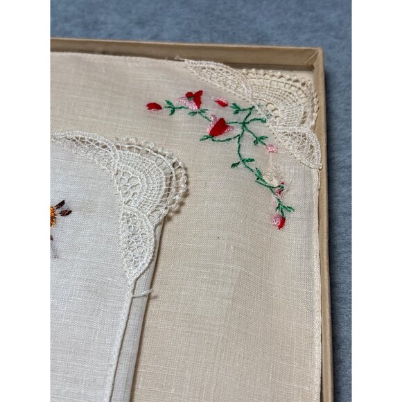 Vintage Handkerchief Set W/ Embroidered Floral Patterns Crochet Lace Edges Origi - Picture 4 of 8